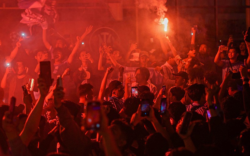 Euforia Suporter Rayakan Kemenangan Manchester City Treble Winners - Bagian 4