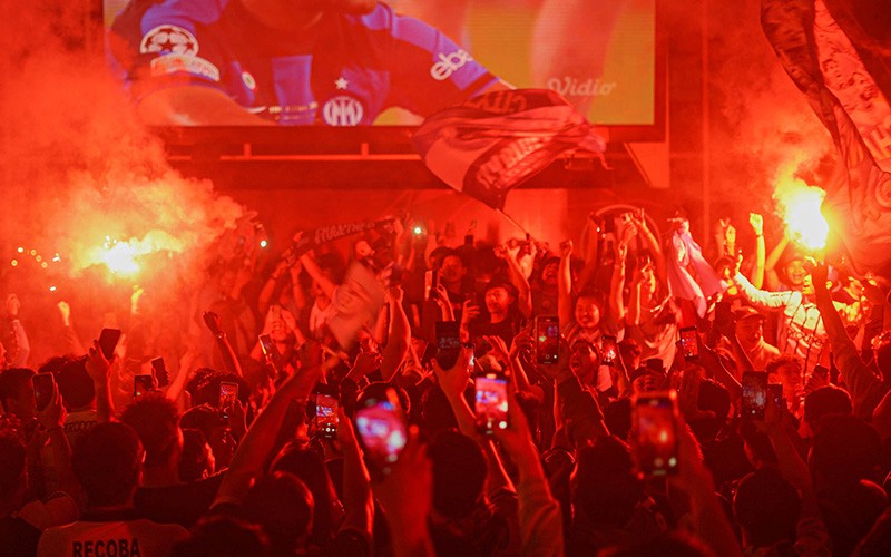 Euforia Suporter Rayakan Kemenangan Manchester City Treble Winners - Bagian 3