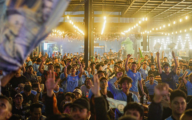 Euforia Suporter Rayakan Kemenangan Manchester City Treble Winners - Bagian 1