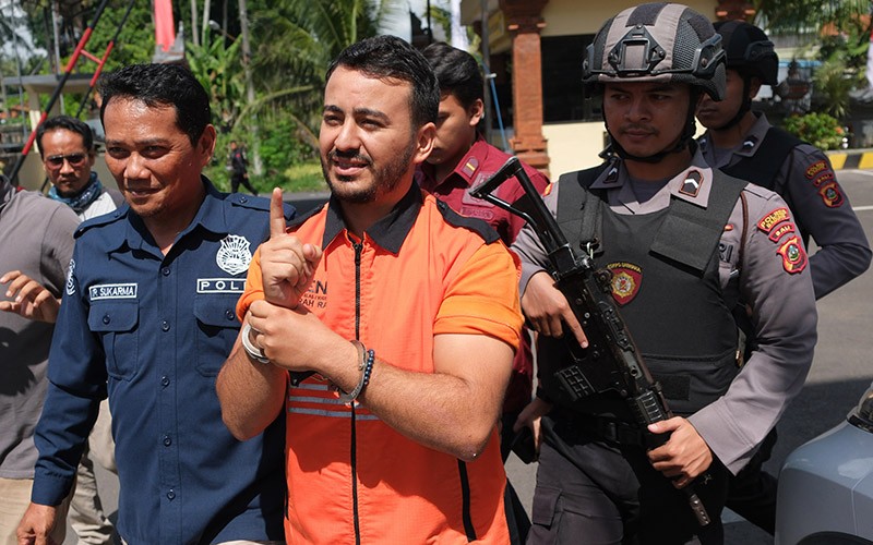 Viral Bule Kanada Bikin Onar di Bali, Kini Ditangkap Polisi dan Dideportasi - Bagian 1