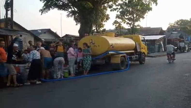 Pipa PDAM Kembali Bocor, Warga Perkotaan Purwakarta Antre Air Bersih 