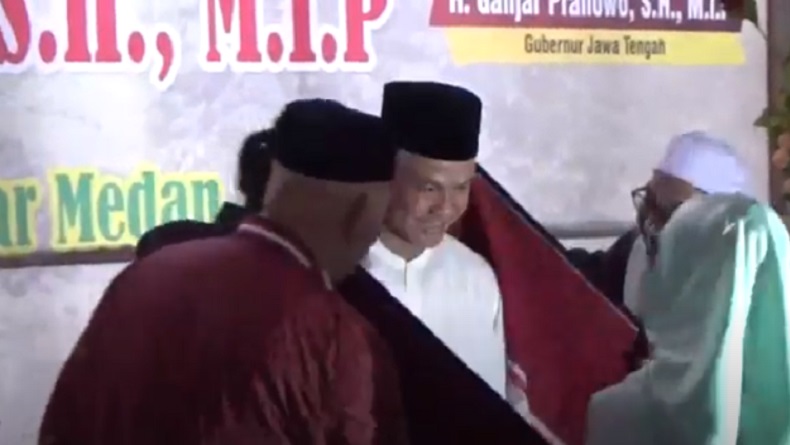 Sowan ke Syekh Ali Akbar Marbun di Medan, Ganjar Pranowo Dihadiahi Rajanya Ulos