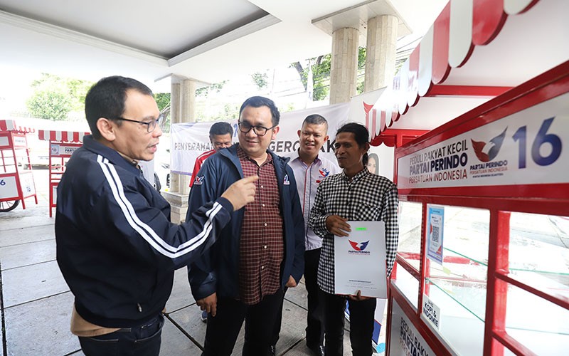 Partai Perindo Serahkan Gerobak UMKM untuk Empat Pedagang - Bagian 1