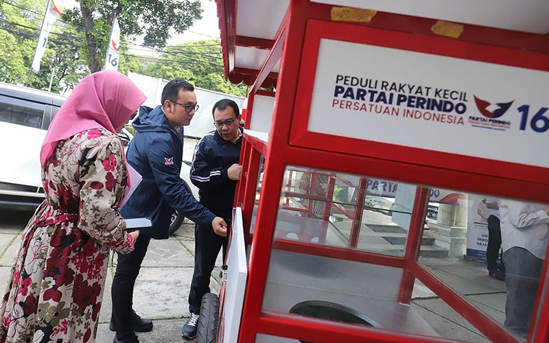 Partai Perindo Serahkan Gerobak UMKM untuk Empat Pedagang - Bagian 2