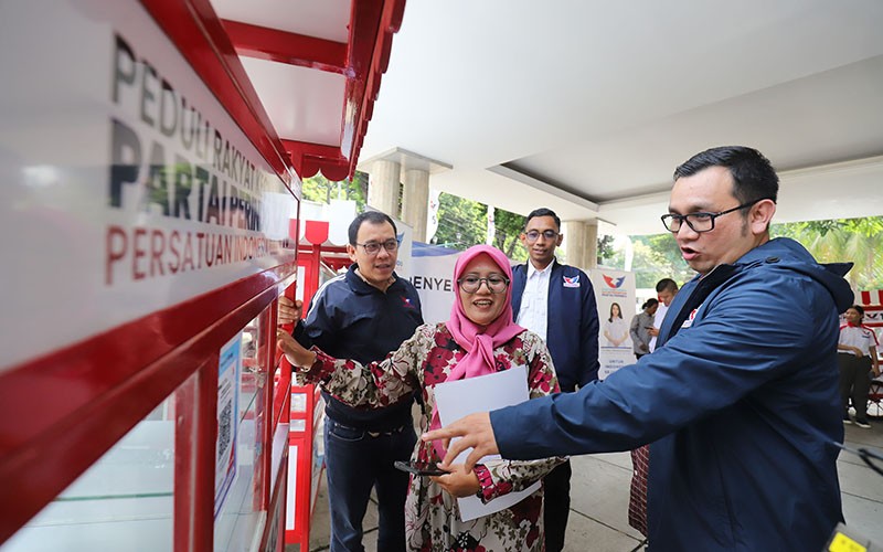Partai Perindo Serahkan Gerobak UMKM untuk Empat Pedagang - Bagian 3