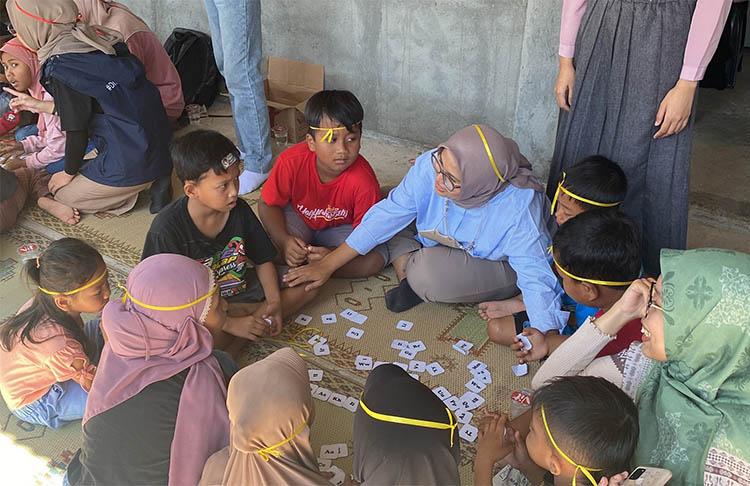 Mahasiswa UGM Mengajar Anak-Anak di TPST Piyungan Bantul