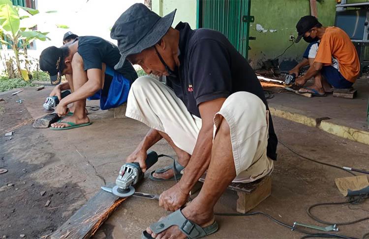 title Jelang Idul Adha, Pesanan Pisau dan Golok di Kulonprogo Meningkat 50 Persen Jelang Idul Adha, Pesanan Pisau dan Golok di Kulonprogo Meningkat 50 Persen