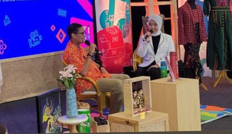 Momen Putri Ariani Nyanyikan Lagu Permata Indah Dunia di Hadapan Sandiaga Uno