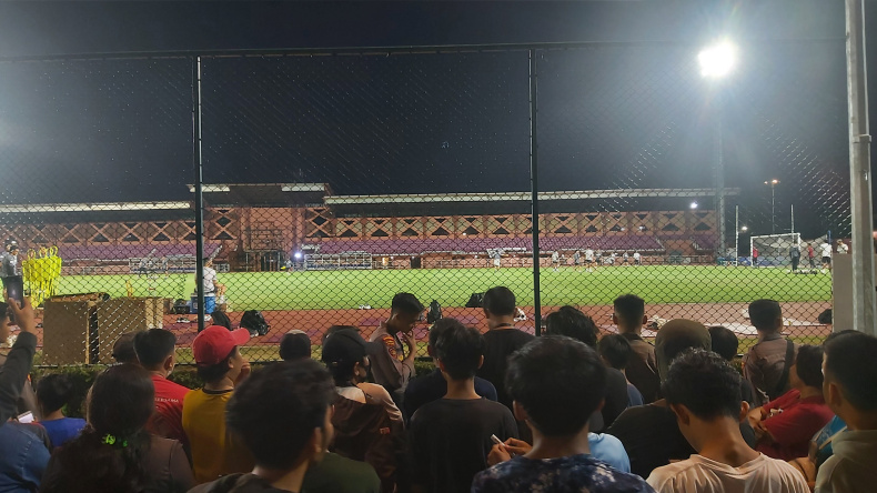 Warga Surabaya Antusias Lihat Timnas Latihan di Lapangan THOR
