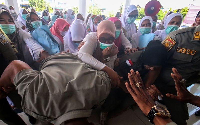 Ratusan Nakes Terobos Pagar Betis Satpol PP saat Unjuk Rasa - Bagian 2