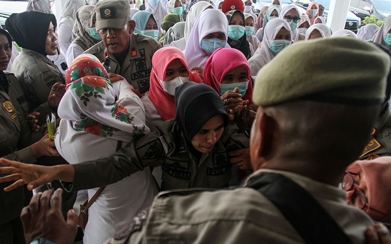 Ratusan Nakes Terobos Pagar Betis Satpol PP saat Unjuk Rasa - Bagian 1