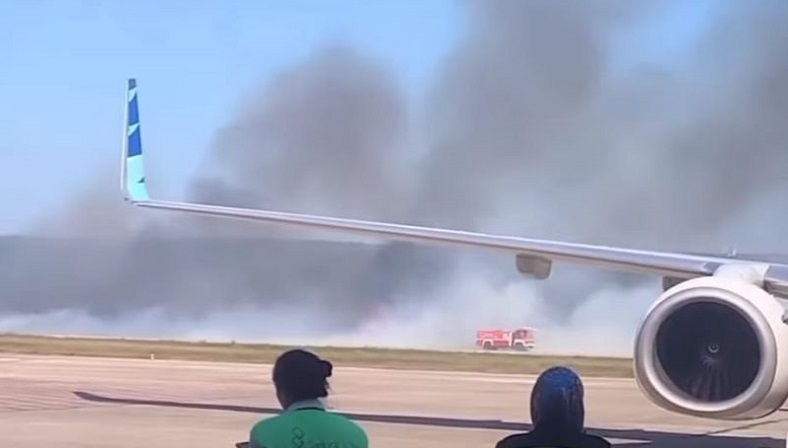 Rumput di Dekat Runway Bandara El Tari Kupang Terbakar, 2 Pesawat Delay