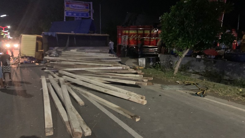 Kecelakaan di Sumenep, 2 Truk Adu Banteng hingga Terguling, 2 Sopir Luka 