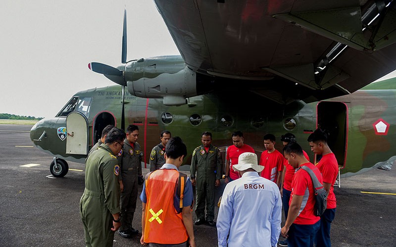Persiapan TNI AU Operasi Teknologi Modifikasi Cuaca Cegah Karhutla - Bagian 2