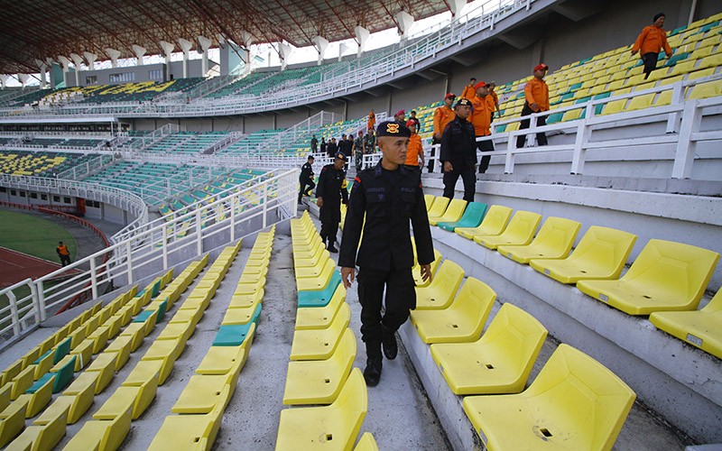 Personel TNI Polri Sisir Stadion Gelora Bung Tomo Jelang Indonesia vs Palestina - Bagian 2