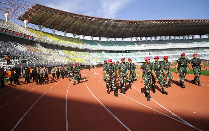 Personel TNI Polri Sisir Stadion Gelora Bung Tomo Jelang Indonesia vs Palestina - Bagian 1