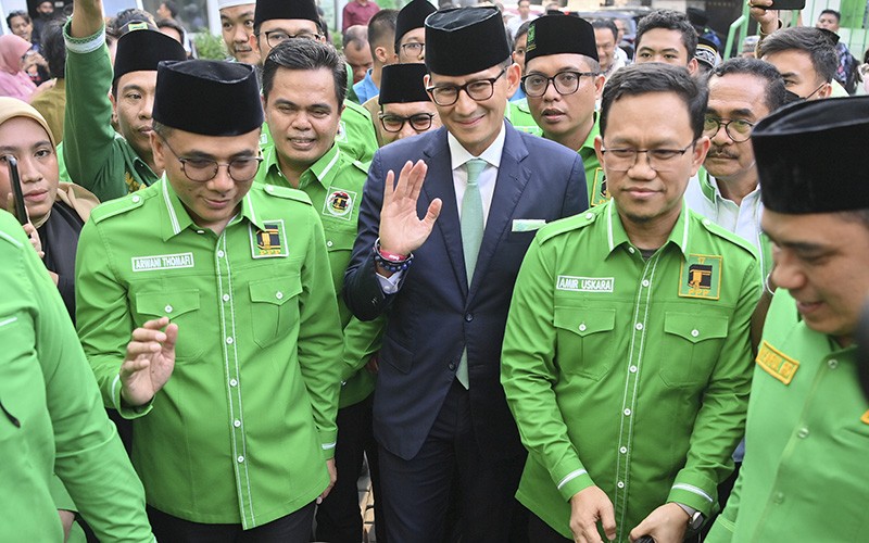 Pakai Jaket Hijau, Sandiaga Uno Resmi Gabung PPP - Bagian 3