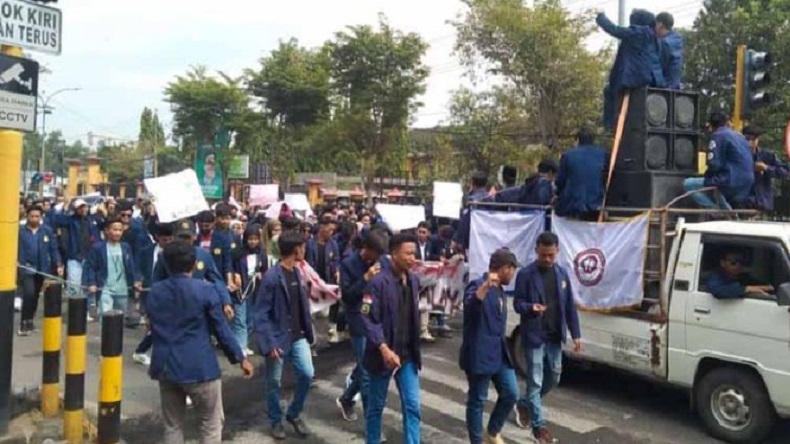 title 20 Motor Hilang di Kampus, Mahasiswa Geruduk Mapolres Bangkalan 20 Motor Hilang di Kampus, Mahasiswa Geruduk Mapolres Bangkalan