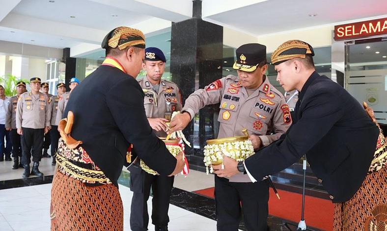 Hut Ke 77 Bhayangkara Polda Jateng Gelar Tradisi Penyerahan Air Suci