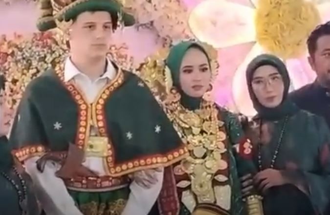 Kisah Bule Prancis Nikahi Siswi SMA asal Polman, Kesengsem Wajah Cantiknya