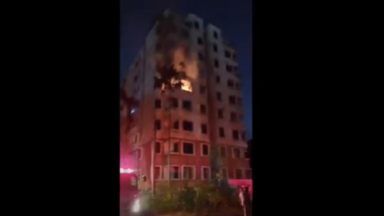 Gedung Apartemen Tak Berpenghuni di Surabaya Terbakar, 8 Unit Damkar Dikerahkan