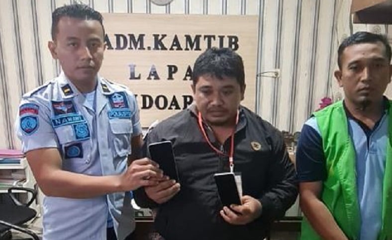 Pengunjung Lapas Sidoarjo Tertagkap Selundupkan 2 Hp dalam Roti Tawar