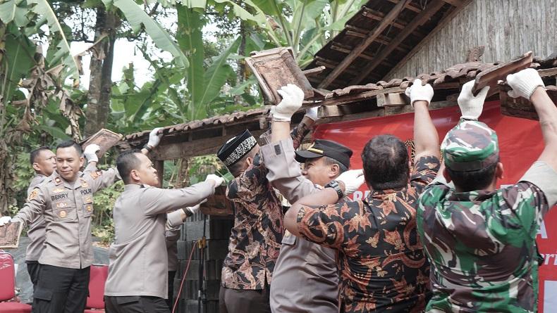 Kena Program Bedah Rumah, Perempuan Penghuni RTLH di Jepara Semringah 