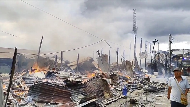 title Kebakaran di Dekat Pasar Youtefa Jayapura, 10 Rumah Hangus hingga Rata Tanah Kebakaran di Dekat Pasar Youtefa Jayapura, 10 Rumah Hangus hingga Rata Tanah