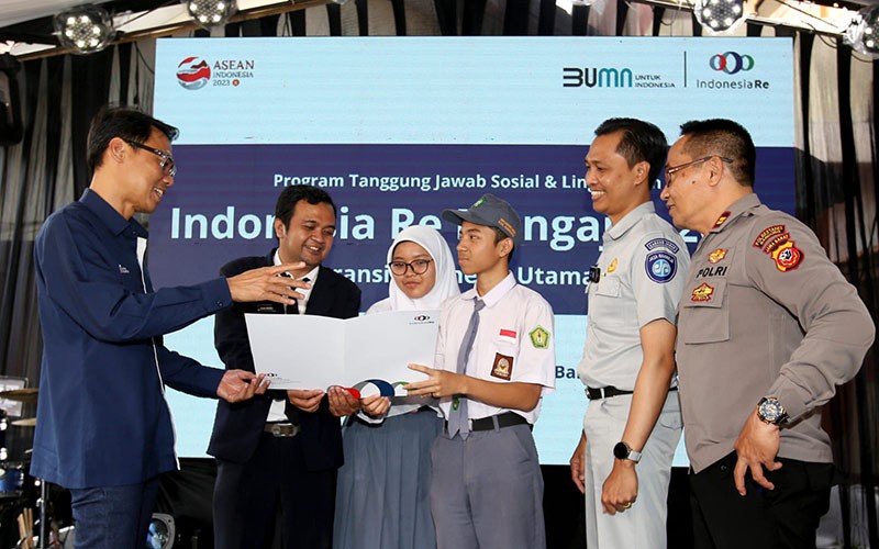 Indonesia Re Berikan Bantuan Komputer dan Edukasi Siswa SMA Pentingnya Berasuransi - Bagian 1
