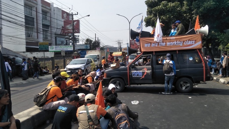 Pekerja Tambang Demo, Jalan Raya Padalarang KBB Ditutup 1 Jalur
