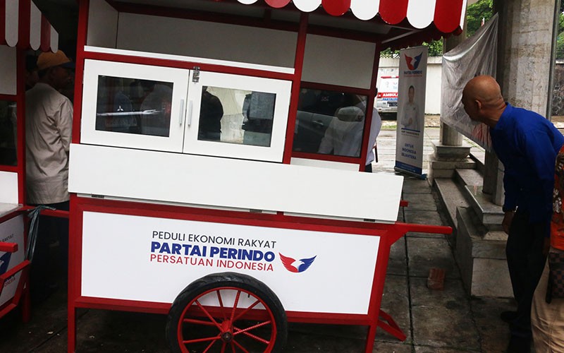 Partai Perindo Bagikan 3 Gerobak UMKM untuk Pedagang - Bagian 3