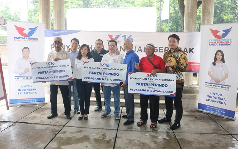 Partai Perindo Bagikan 3 Gerobak UMKM untuk Pedagang - Bagian 2