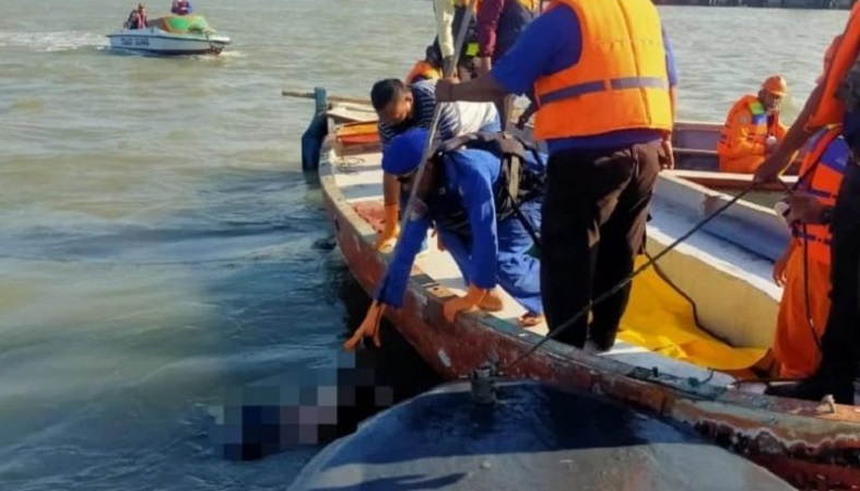 title Tragis, ABK Tewas Tercebur ke Laut Gresik saat Hendak Angkut Pupuk ke Padang Tragis, ABK Tewas Tercebur ke Laut Gresik saat Hendak Angkut Pupuk ke Padang
