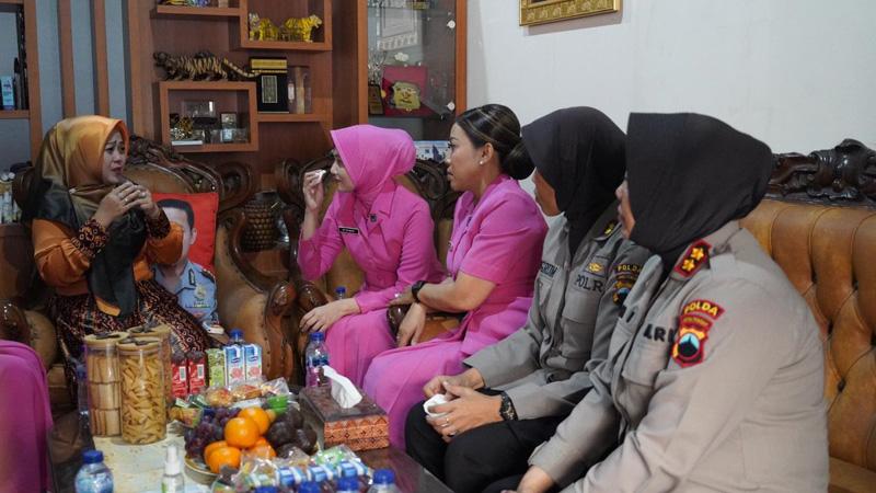 Istri Almarhum AKP Yahya Penyidik Terbaik Polrestabes Semarang Terharu Disambangi Bhayangkari