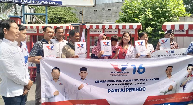 Bantu Entaskan Kemiskinan, DPD Partai Perindo Serahkan 15 Gerobak untuk Pedagang di Solo