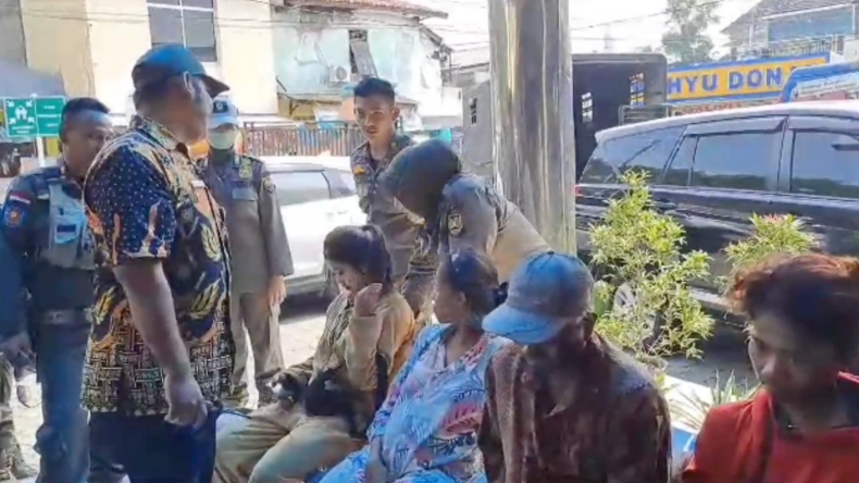 title Ketiduran di Halte Dikira Pengemis, Ibu Hamil 7 Bulan di Cilegon Diangkut Satpol PP Ketiduran di Halte Dikira Pengemis, Ibu Hamil 7 Bulan di Cilegon Diangkut Satpol PP
