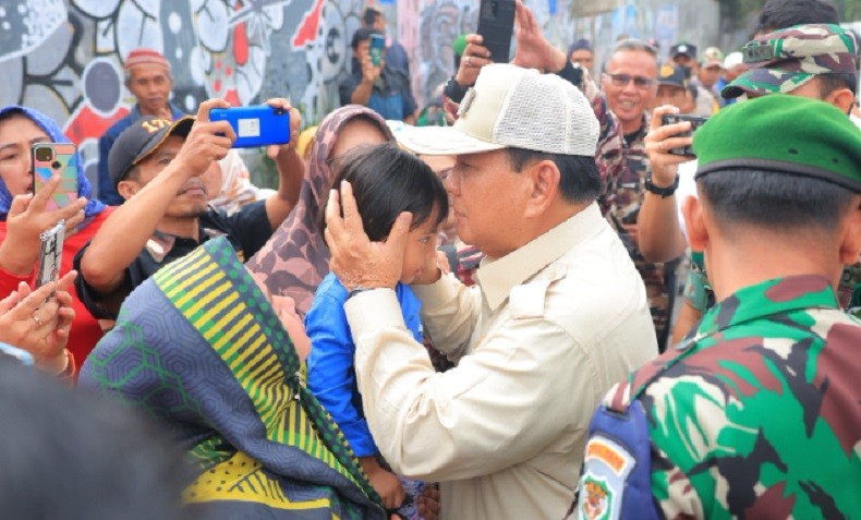 Kunjungi Koramil Lembang, Prabowo Cium Anak Kecil hingga Doakan Jadi Orang Sukses