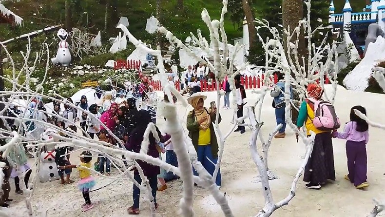 Menikmati Keseruan Bermain di Taman Salju The Lawu Park Karanganyar 