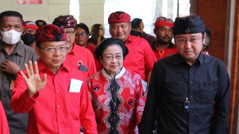 Kenakan Batik Merah Bermotif Banteng, Megawati Hadiri Konsolidasi PDIP di Bali