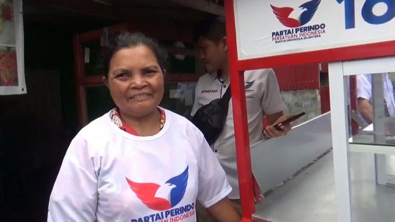 Kaget Dapat Gerobak Gratis, Pedagang di Bitung Ini Tak Sangka Dibantu Partai Perindo