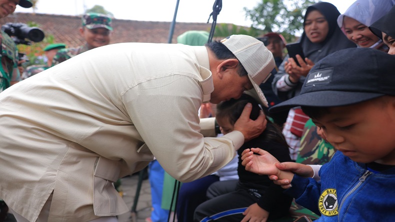 Senyum Anak-anak Disabilitas Sambut Kedatangan Prabowo di Lembang KBB