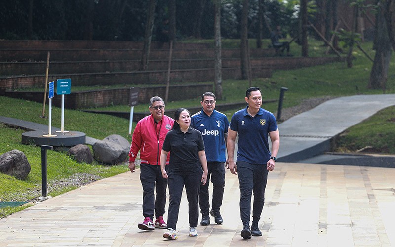 Momen Puan Jabat Erat Tangan AHY saat Bertemu di Senayan - Bagian 3
