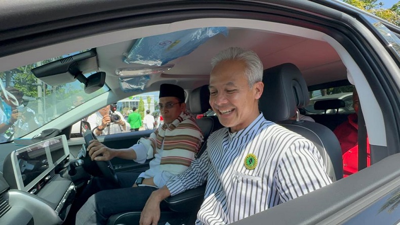 Senyum Semringah Ganjar Pranowo Disopiri TGB Zainul Majdi ke Kantor Partai Perindo NTB