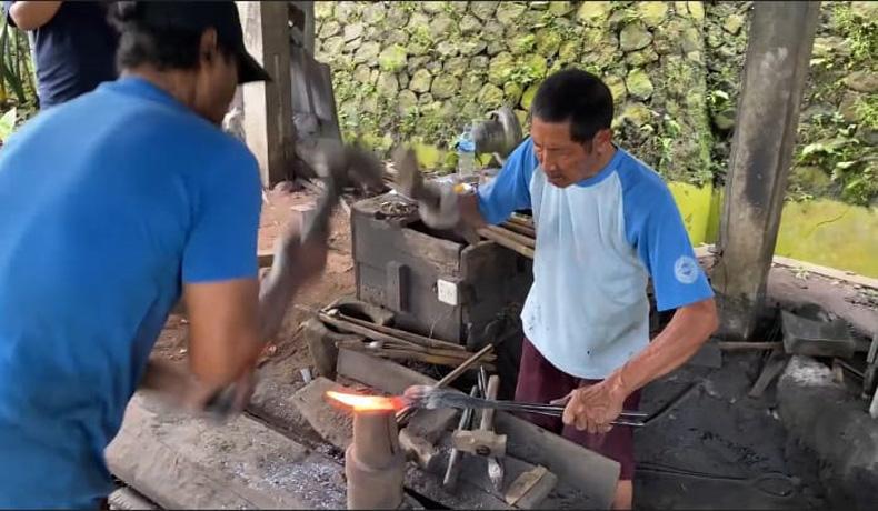  Berkah Idul Adha, Pande Besi di Banjarnegara Kebanjiran Pesanan Alat Sembelih Hewan Kurban