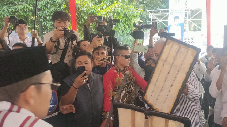 Momen TGB dan Ganjar Tarung Peresean di Kantor Partai Perindo NTB, Disambut Riuh Kader