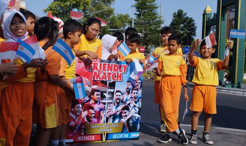 Antusiasme Puluhan Siswa SD di Solo Sambut Laga FIFA Matchday Indonesia Vs Argentina