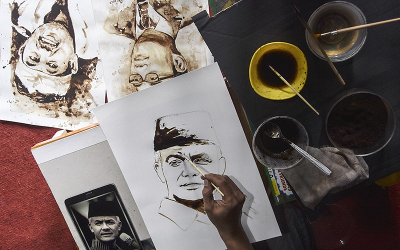 Melukis Wajah Ganjar Pranowo dengan Ampas Kopi