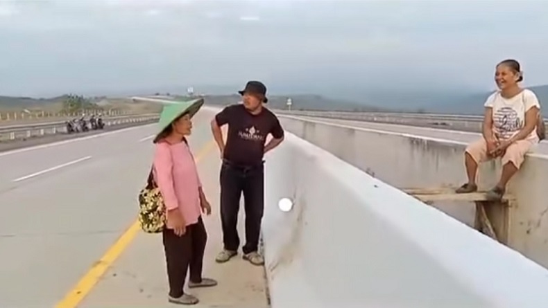 Viral Emak-Emak Sumedang Seberangi Tol Cisumdawu untuk Gembalakan Ternak karena Tak Ada JPO