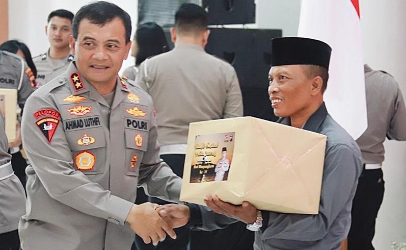 Bakti Sosial dan Religi Hari Bhayangkara ke-77, Irjen Luthfi di Vihara, Brigjen Abi di Kelenteng