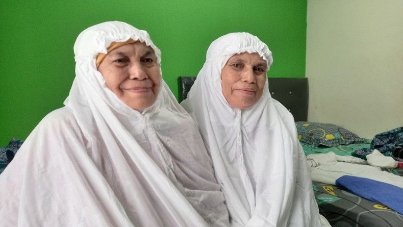 title Kisah Haru 2 Janda Kakak Adik Naik Haji, Sisihkan Uang Jual Kue Keliling Puluhan Tahun Kisah Haru 2 Janda Kakak Adik Naik Haji, Sisihkan Uang Jual Kue Keliling Puluhan Tahun